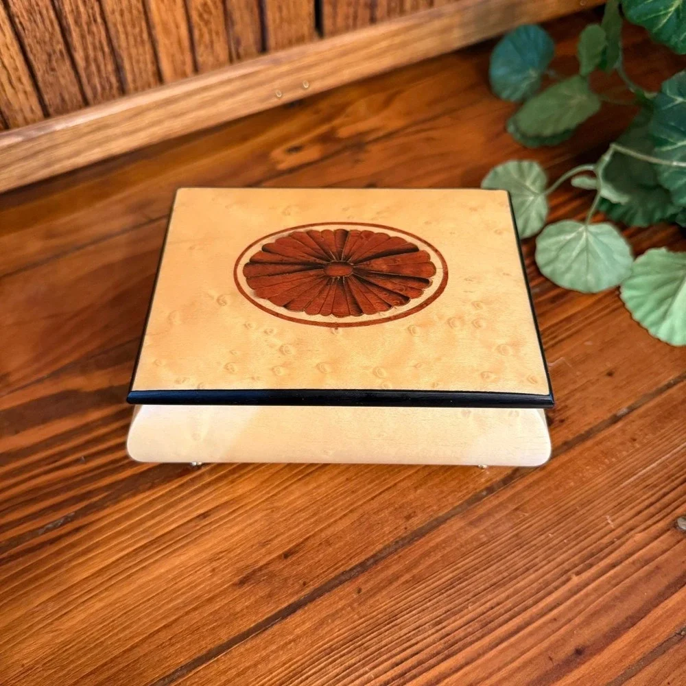 Vintage Romance Italian Music Box Birdseye Maple Wood Inlay Jewelry Box Italy